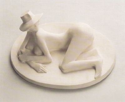 1987, Kalapos fekvő nő, porcelán, kisplasztika